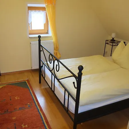 Tiroler Landgasthaus Besenkammerl 3*