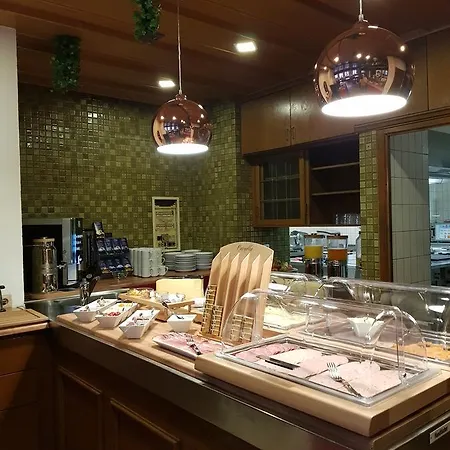Tiroler Landgasthaus Besenkammerl 3*